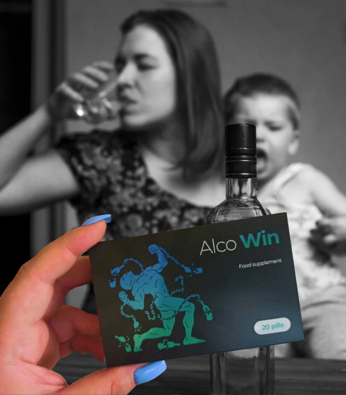 Alkoholická matka pije, dieťa v jej náručí plače.